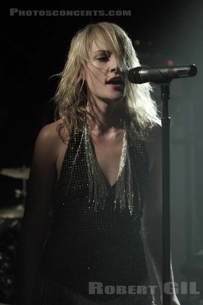 METRIC - 2009-05-04 - PARIS - La Maroquinerie - Emily Haines